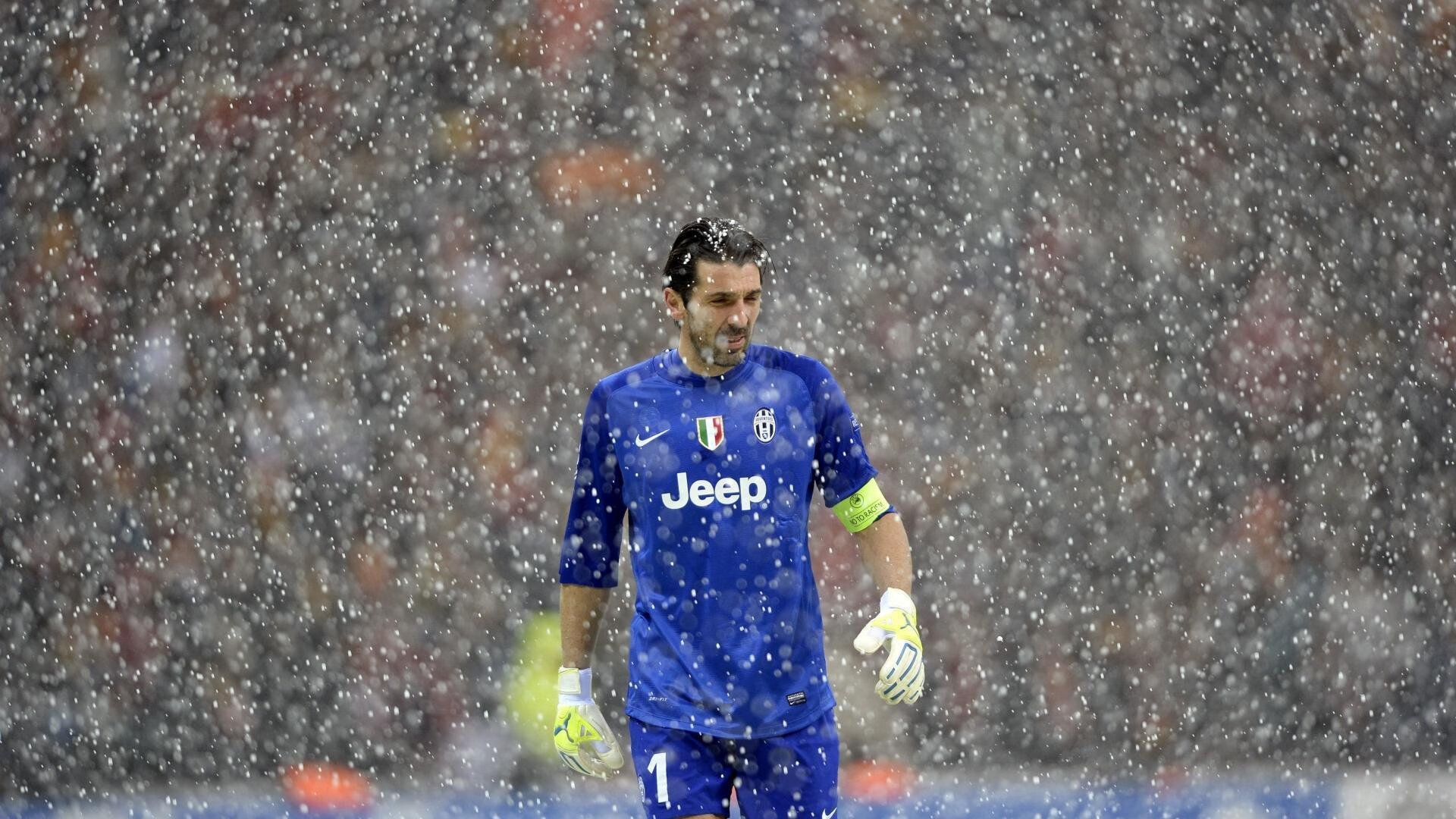 世界杯决赛之夜全城空巷 球迷酒吧座无虚席