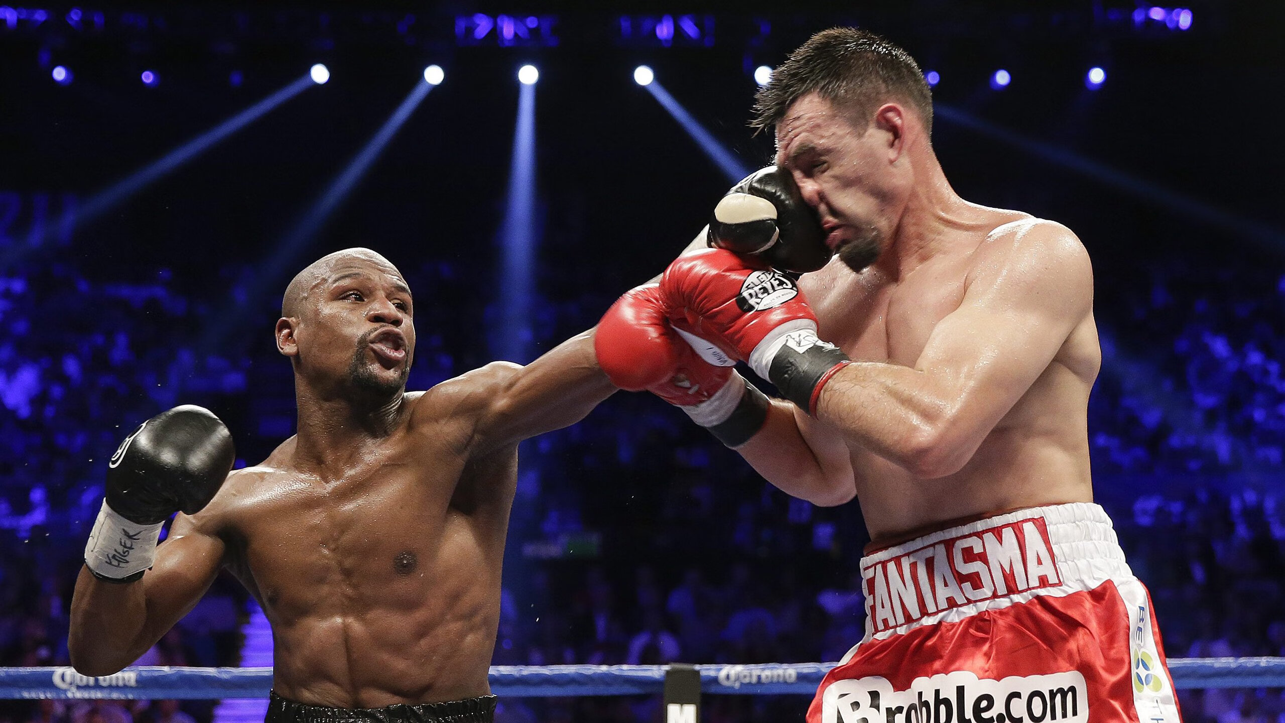 打印室折返跑PK赛 白领们用笑声冲淡加班疲惫